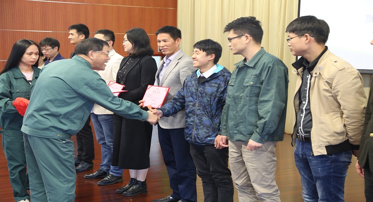 2017“華意杯”QC成果發表活動成功舉辦   朱金松總經理為一等獎優勝QC成果頒獎