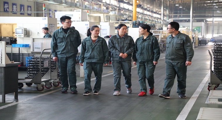 公司團員青年聽周慧姐姐講兩會